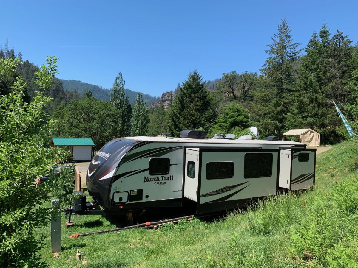 Umpqua'S Last Resort - Wilderness Cabins, Rv Park & Glamping Idleyld Park Dış mekan fotoğraf